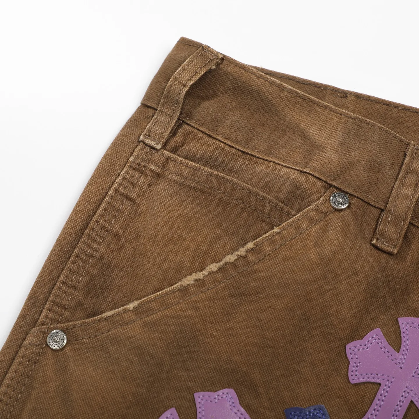 P300 Chrome Hearts Chrome Hearts Brown Logging Purple Multi-Leather Jeans Multi-leather Label Work Jeans CH Jeans All need to be washed and then disassembled and hand-stitched with sheepskin cross leather and then spliced together to complete. The whole process is too complicated to describe. About Chrome Hearts This is an extremely luxurious fashion brand that can also be called the aristocrat of the high street. It has always been an exclusive brand for some hipsters or the rich second generation. Compared with ordinary high streets, it is more luxurious and noble. Compared with luxury brands, it has a more fashionable personality. It has always been a brand that I have a special liking for. Color: Brown Size: 28 30 32 34 36